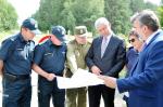 Przedstawiciele Podlaskiego Urzędu Wojewódzkiego, Służby Celno-Skarbowej i Straży Granicznej studiują mapę