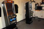 Dwa nielegalne automaty do gier hazardowych wewnątrz lokalu