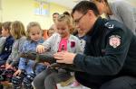Funkcjonariusz KAS prezentuje dzieciom okaz krokodyla
