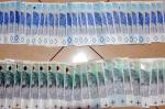 Banknoty 50 i 100 zł ułożone na podłodze