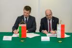 Zastępca Szefa KAS i Przewodniczący PKC podpisują dokument