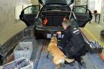 Funkcjonariusz KAS z psem przy samochodzie