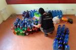 Funkcjonariusz KAS przy plastikowych butelkach z alkoholem