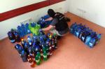 Funkcjonariusz KAS przy plastikowych butelkach z alkoholem