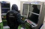 Funkcjonariusz KAS obok automatu do gier hazardowych
