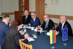 Przedstawiciele KAS przy siedzący przy stole z  Delegacją Kryminalnej Służby Celnej Republiki Litwy