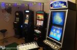 Automaty do gier hazardowych stojące w rzędzie