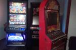 Trzy automaty do gier hazardowych stojące obok siebie