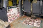 Wnętrze busa z widocznymi papierosami w przerobionej podłodze i ściankach bocznych