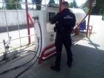 Funkcjonariusz Służby Celno-Skarbowej stojący przy dystrybutorze gazu LPG na kontrolowanej stacji paliw