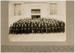 Zdjęcie wykonane w 1931 r., już pod nową siedzibą Izby Skarbowej przy ul. Mickiewicza 3. Na zdjęciu pracownicy izby i urzędów skarbowych w Białymstoku. Zdjęcie z opisem osób. Inny kadr niż na zdjęciu pierwszym.