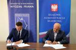 Dziekan Popławski i dyrektor Orłowski podpisują porozumienie