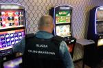 Funkcjonariusz KAS wewnątrz pomieszczenia z automatami do gier hazardowych