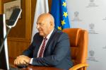 Minister Tadeusz Kościński siedzi za biurkiem