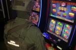 Funkcjonariusz KAS przy automacie do gier hazardowych