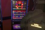 Funkcjonariusz KAS przy automacie do gier hazardowych