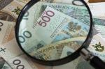 Szkło powiększające nad polskimi banknotami