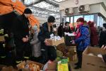 służba celna na granicy pomaga uchodźcom, kartony z jedzeniem