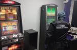 Funkcjonariusz KAS w salonie gier przy nielegalnych automatach