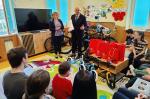 Dyrektor IAS Białystok przemawia do dzieci, obok Dyrektor Domu dziecka