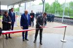 Szef KAS Bartosz Zbaraszczuk przecina wstęgę na otwarciu nowego skanera rtg na przejeździe kolejowym w siemianówce, obok Dyr. IAS Białystok