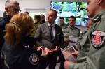 szef KAS Bartosz zbaraszczuk rozmawia z funkcjonariuszami KAS na przejściu granicznym