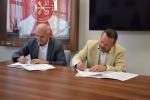 Dyrektor IAS w Białymstoku i Podlaski Wojewódzki Inspektor Inspekcji Handlowej w Białymstoku podpisują dokumenty