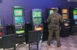 Funkcjonariusz KAS wewnątrz lokalu z automatami do gier hazardowych