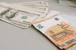 Dolary i euro na stole