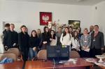 Grupa uczniów z przedstawicielami US w Augustowie
