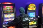Funkcjonariusz KAS przy automatach do gier hazardowych