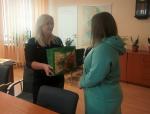 naczelnik urzędu skarbowego  w suwałkach wręcza prezent dziewczynie  z Ukrainy
