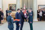 pałac prezydencki, dyr.PUSC w Białymstoku Maciej Fiłończuk otrzymuje odznaczenie generalskie, prezydent Duda gratuluje, obok Morawiecki