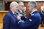 komendant  policji szewc przypina medal za zasługi dla policji  dyrektorowi ias białystok