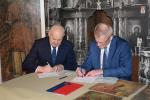 Dyrektor IAS Białystok oraz dyrektor muzeum podlaskiego podpisują dokumenty razem w muzeum ikon w supraślu