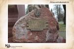 Karta wystawy historycznej zawierająca zdjęcie tablicy na Pomniku Mordu Katyńskiego w Białymstoku