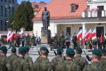 pomnik marsz. piłsudskiego  i zgromadzeni ludzie na uroczystości