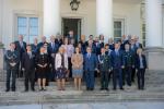 trzydziestu przedstawicieli słuzby cywilnej, którzy otrzymali Medal Stulecia Odzyskanej Niepodległości przed budynkiem Rezydencji Prezydenta RP Belwederem