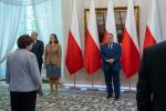 minister andrezj dera i minister finansów magdalena rzeczkowska przy mównicy, obok flagi biało-czerwone