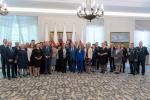 trzydziestu przedstawicieli słuzby cywilnej, którzy otrzymali Medal Stulecia Odzyskanej Niepodległości w budynku Rezydencji Prezydenta RP Belwederze