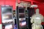Funkcjonariusz KAS wewnątrz lokalu z nielegalnymi automatami do gier hazardowych