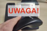 Napis UWAGA!
W tle telefon
