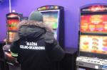 Funkcjonariusz KAS przy automatach do gier hazardowych