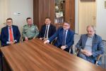 Zastępcy DIAS w Białymstoku oraz minister Neneman przy stole