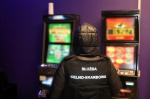 Funkcjonariusz KAS przy nielegalnych automatach do gier hazardowych