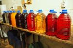 Butelki z kolorowym alkoholem