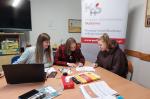 Pracownice I US w Białymstoku wyjaśniają kobiecie informacje z dokumentu