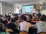Edukatorka akademii podatkowej podlaskiej KAS w łomżyńskim liceum opowiada o tematyce podatkowej i KAS młodzieży z liceum