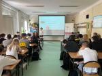 Edukatorka akademii podatkowej podlaskiej KAS w łomżyńskim liceum opowiada o tematyce podatkowej i KAS młodzieży z liceum