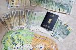Banknoty i indyjski paszport